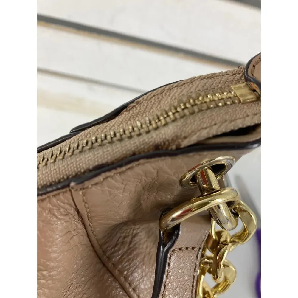 MICHAEL KORS, MEDIUM TAUPE PEBBLED LEATHER CROSSBODY BAG
